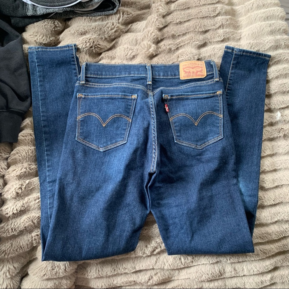 EUC Levi’s skinny jeans